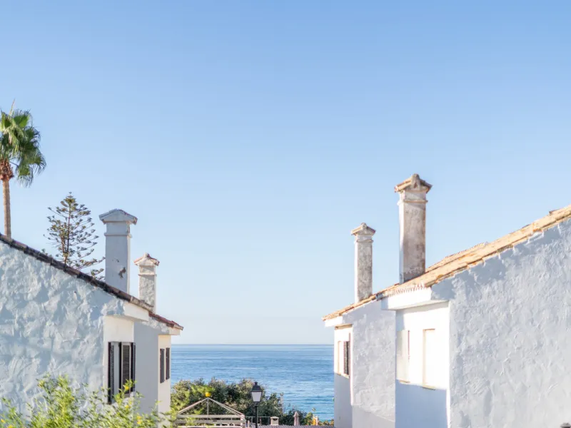 Enjoy open views to the Mediterranean, a short walk to the sea, and the freedom to rent part or all of the villa — with tourist license already in place. This is a spacious villa in Marbella East that offers flexibility, rental income, and long-term poten