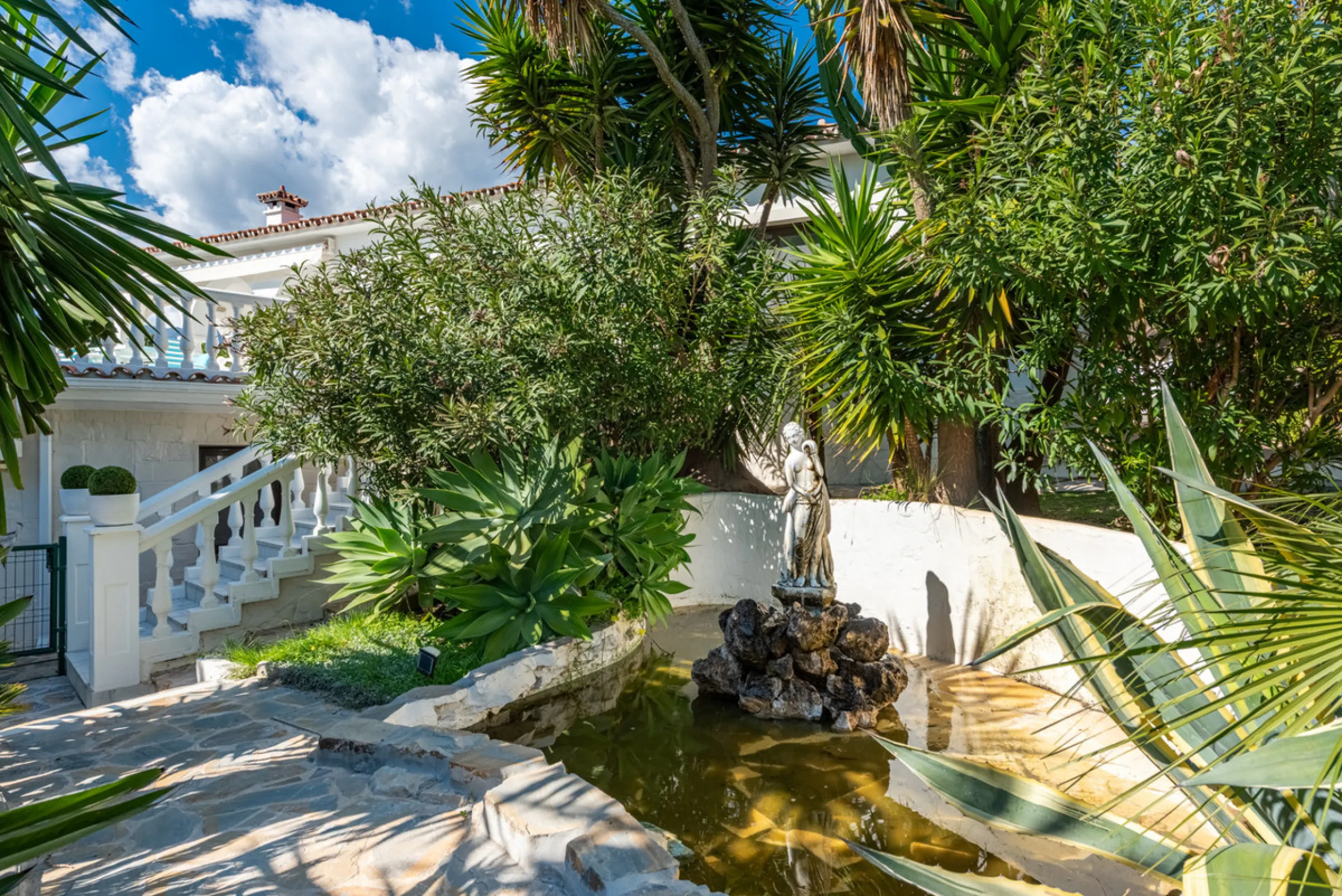 Enjoy open views to the Mediterranean, a short walk to the sea, and the freedom to rent part or all of the villa — with tourist license already in place. This is a spacious villa in Marbella East that offers flexibility, rental income, and long-term poten