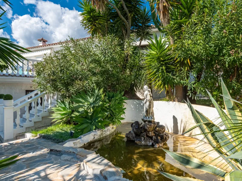 Enjoy open views to the Mediterranean, a short walk to the sea, and the freedom to rent part or all of the villa — with tourist license already in place. This is a spacious villa in Marbella East that offers flexibility, rental income, and long-term poten