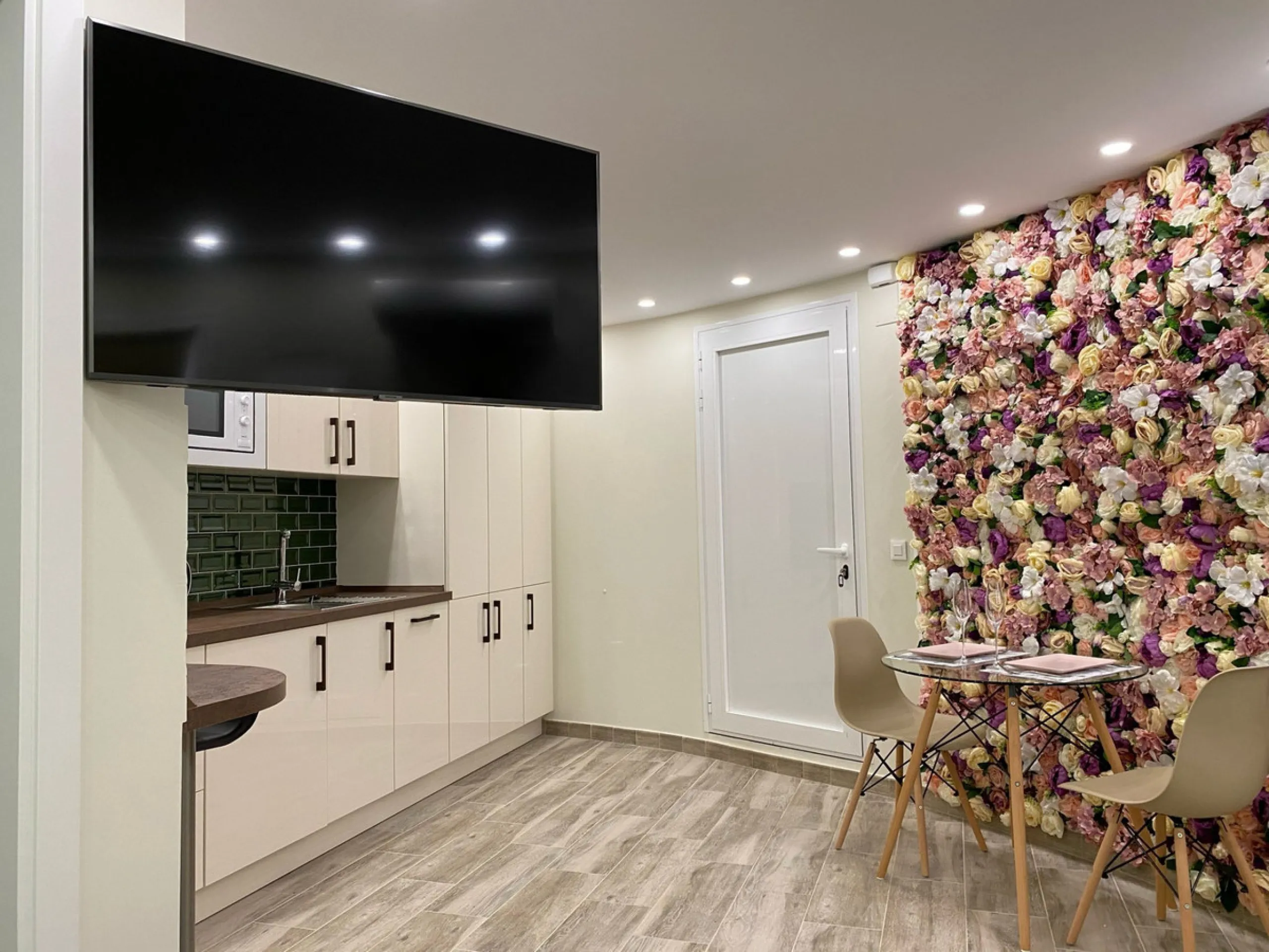 Enjoy open views to the Mediterranean, a short walk to the sea, and the freedom to rent part or all of the villa — with tourist license already in place. This is a spacious villa in Marbella East that offers flexibility, rental income, and long-term poten