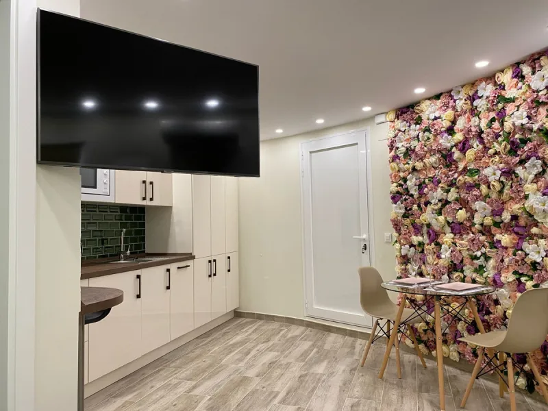 Enjoy open views to the Mediterranean, a short walk to the sea, and the freedom to rent part or all of the villa — with tourist license already in place. This is a spacious villa in Marbella East that offers flexibility, rental income, and long-term poten