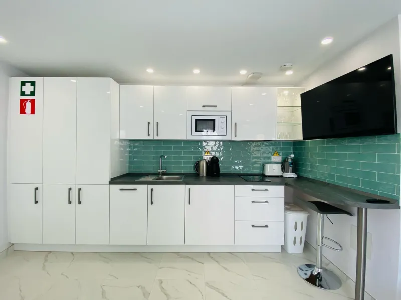 Enjoy open views to the Mediterranean, a short walk to the sea, and the freedom to rent part or all of the villa — with tourist license already in place. This is a spacious villa in Marbella East that offers flexibility, rental income, and long-term poten