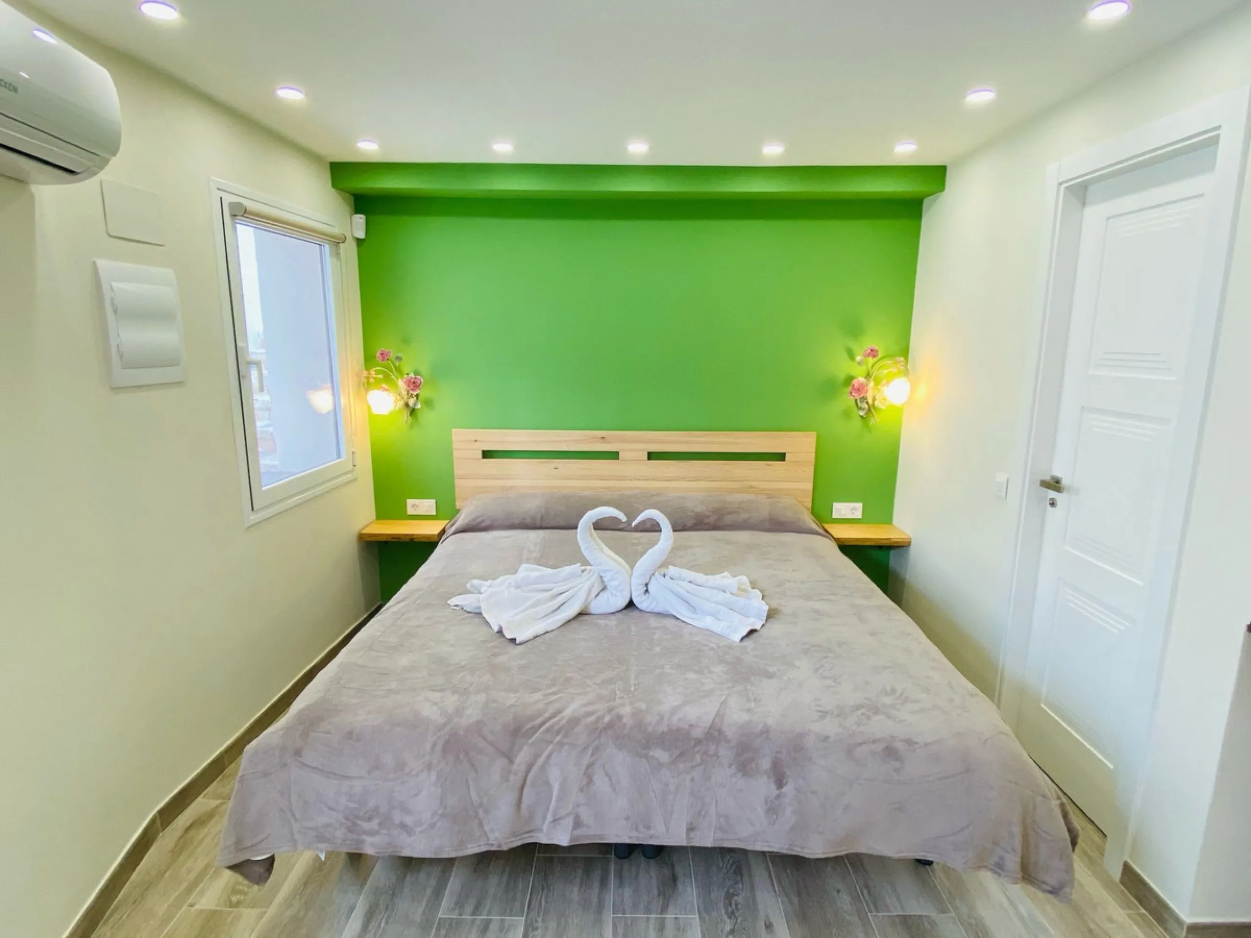 Enjoy open views to the Mediterranean, a short walk to the sea, and the freedom to rent part or all of the villa — with tourist license already in place. This is a spacious villa in Marbella East that offers flexibility, rental income, and long-term poten