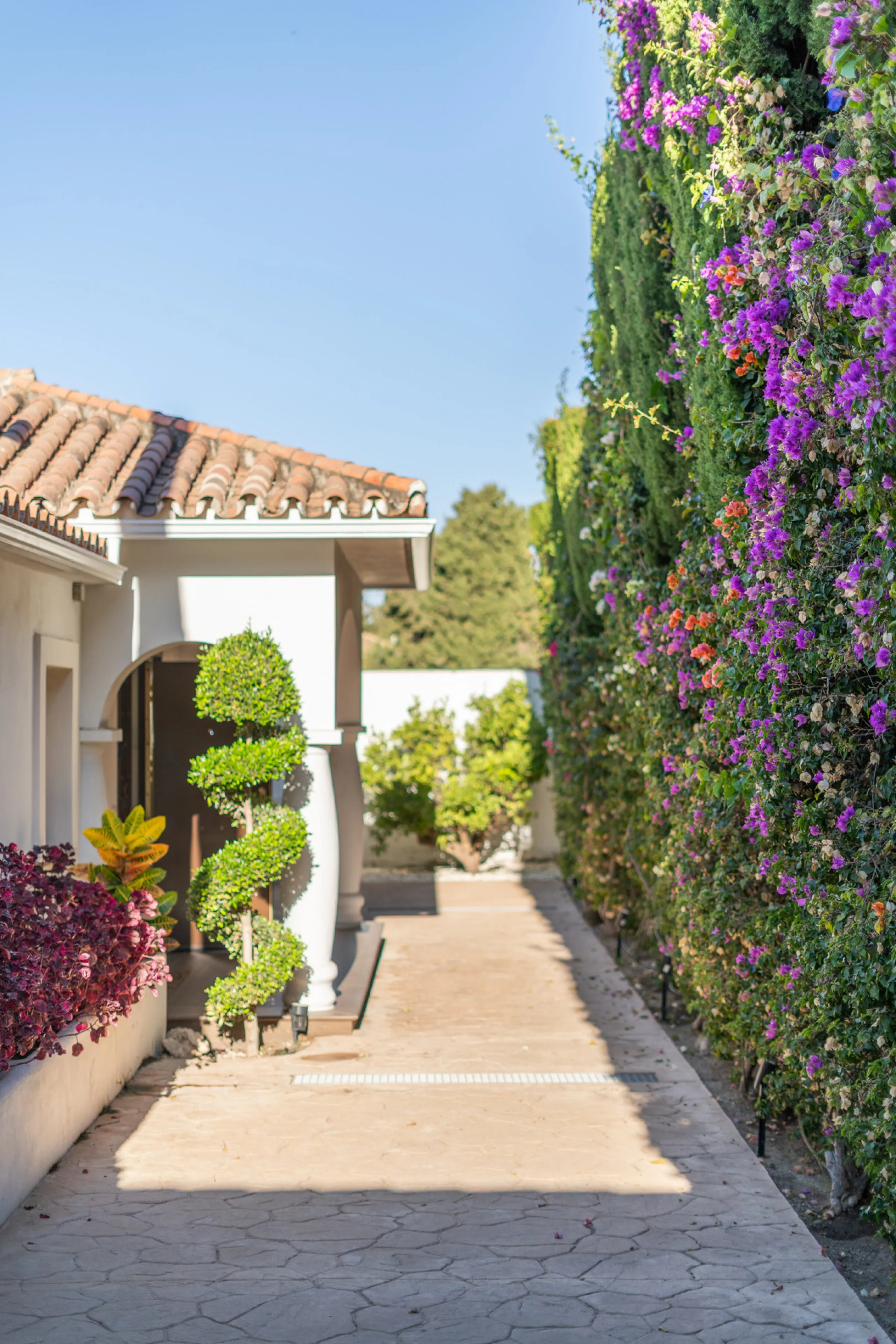 Enjoy open views to the Mediterranean, a short walk to the sea, and the freedom to rent part or all of the villa — with tourist license already in place. This is a spacious villa in Marbella East that offers flexibility, rental income, and long-term poten