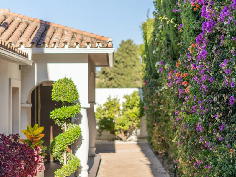 Enjoy open views to the Mediterranean, a short walk to the sea, and the freedom to rent part or all of the villa — with tourist license already in place. This is a spacious villa in Marbella East that offers flexibility, rental income, and long-term poten