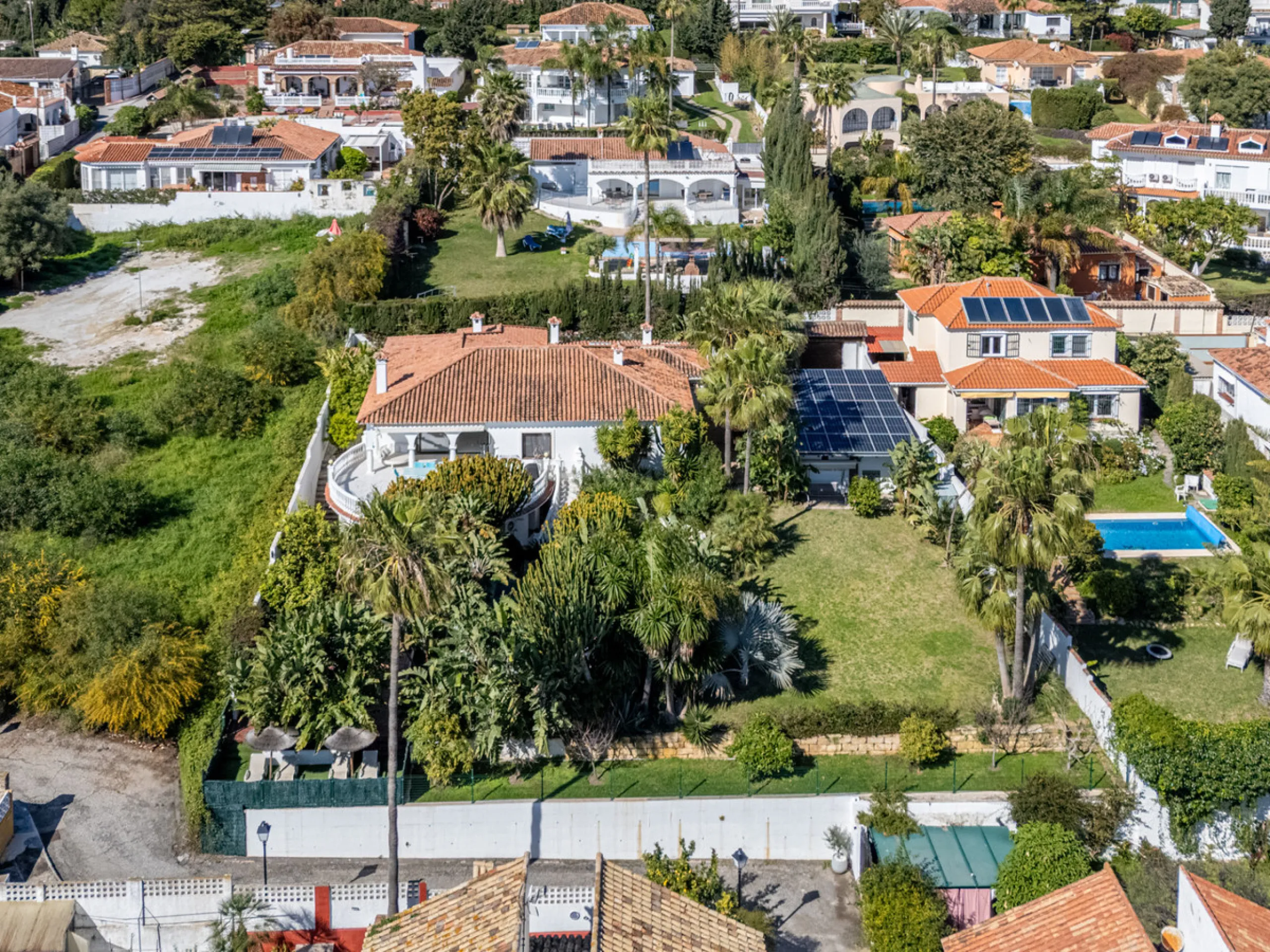 Enjoy open views to the Mediterranean, a short walk to the sea, and the freedom to rent part or all of the villa — with tourist license already in place. This is a spacious villa in Marbella East that offers flexibility, rental income, and long-term poten