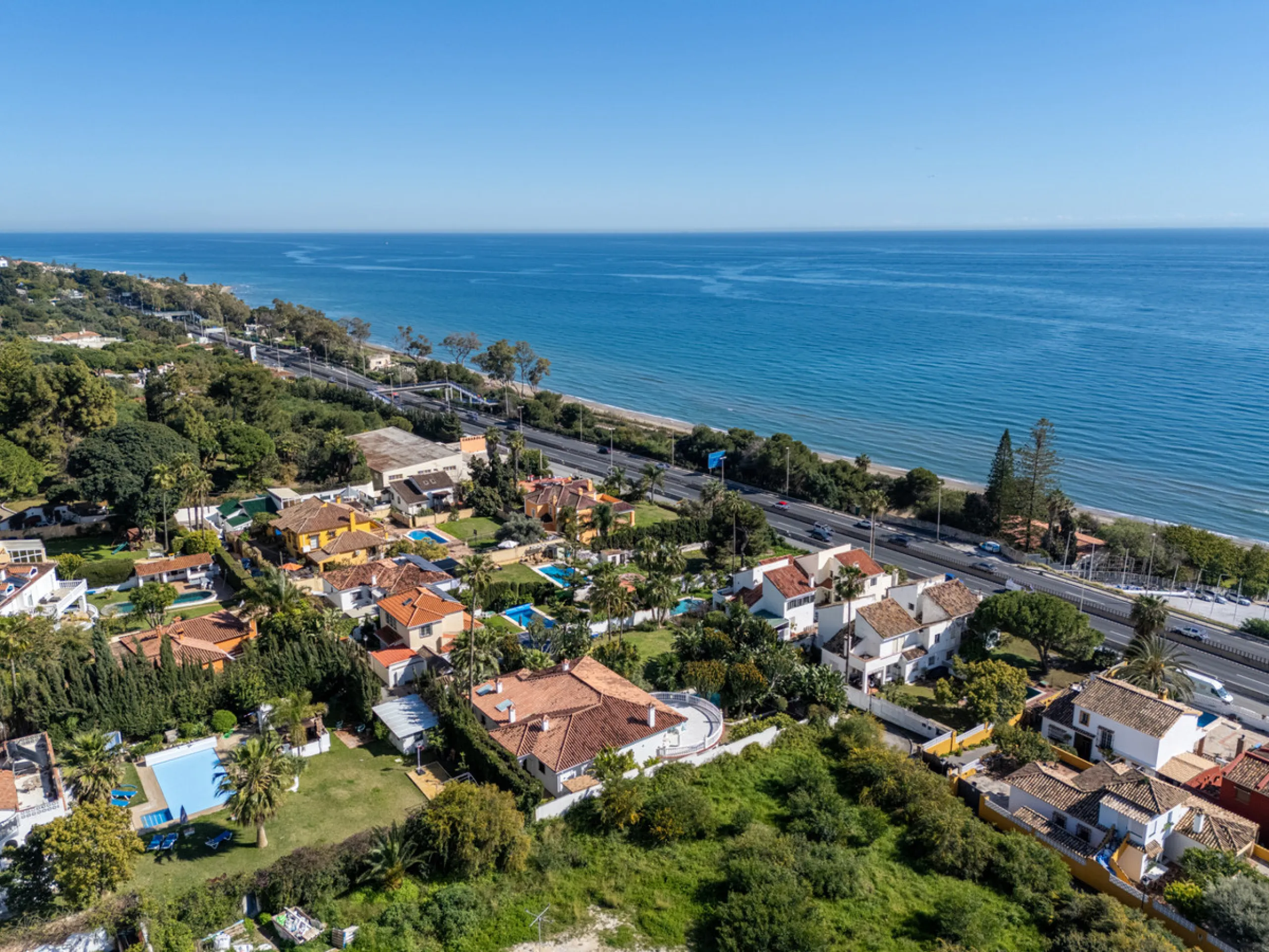 Enjoy open views to the Mediterranean, a short walk to the sea, and the freedom to rent part or all of the villa — with tourist license already in place. This is a spacious villa in Marbella East that offers flexibility, rental income, and long-term poten