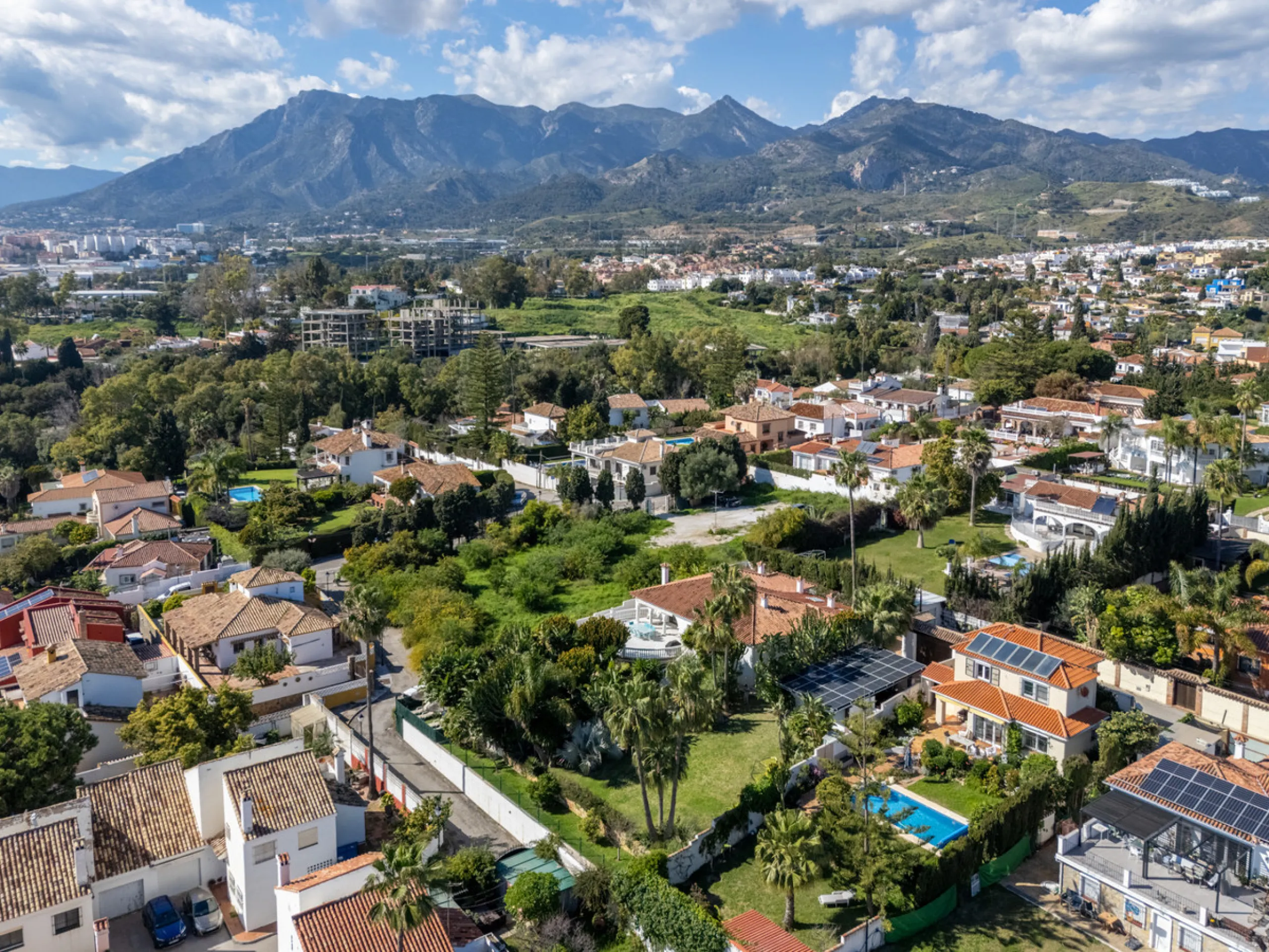 Enjoy open views to the Mediterranean, a short walk to the sea, and the freedom to rent part or all of the villa — with tourist license already in place. This is a spacious villa in Marbella East that offers flexibility, rental income, and long-term poten