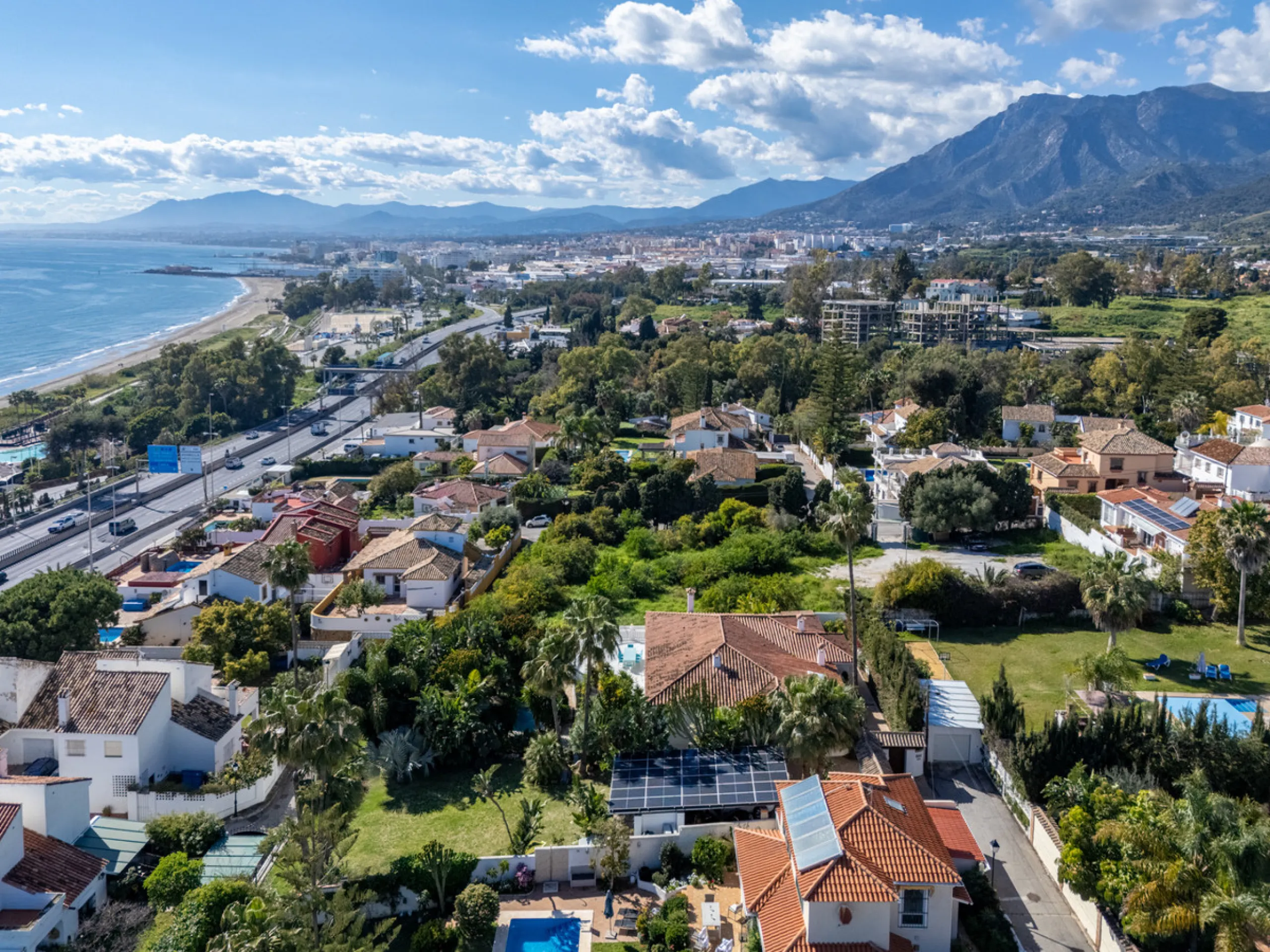 Enjoy open views to the Mediterranean, a short walk to the sea, and the freedom to rent part or all of the villa — with tourist license already in place. This is a spacious villa in Marbella East that offers flexibility, rental income, and long-term poten