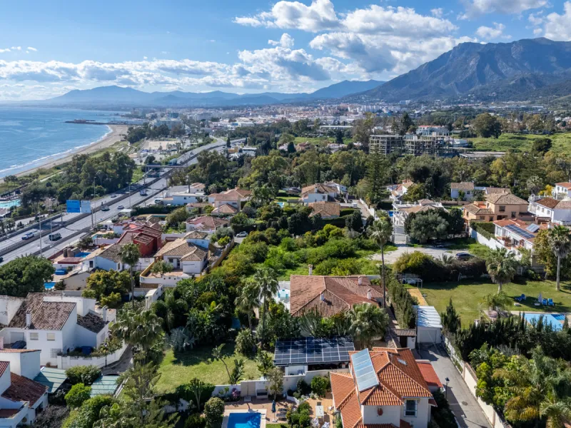 Enjoy open views to the Mediterranean, a short walk to the sea, and the freedom to rent part or all of the villa — with tourist license already in place. This is a spacious villa in Marbella East that offers flexibility, rental income, and long-term poten