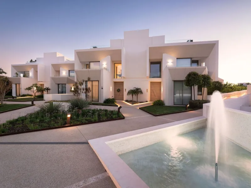 Located in Nueva Andalucia, also known as the "Golf Valley" , you will find Celeste, in close proximity of international schools, restaurants, shops and the beautiful beaches of Costa del Sol.