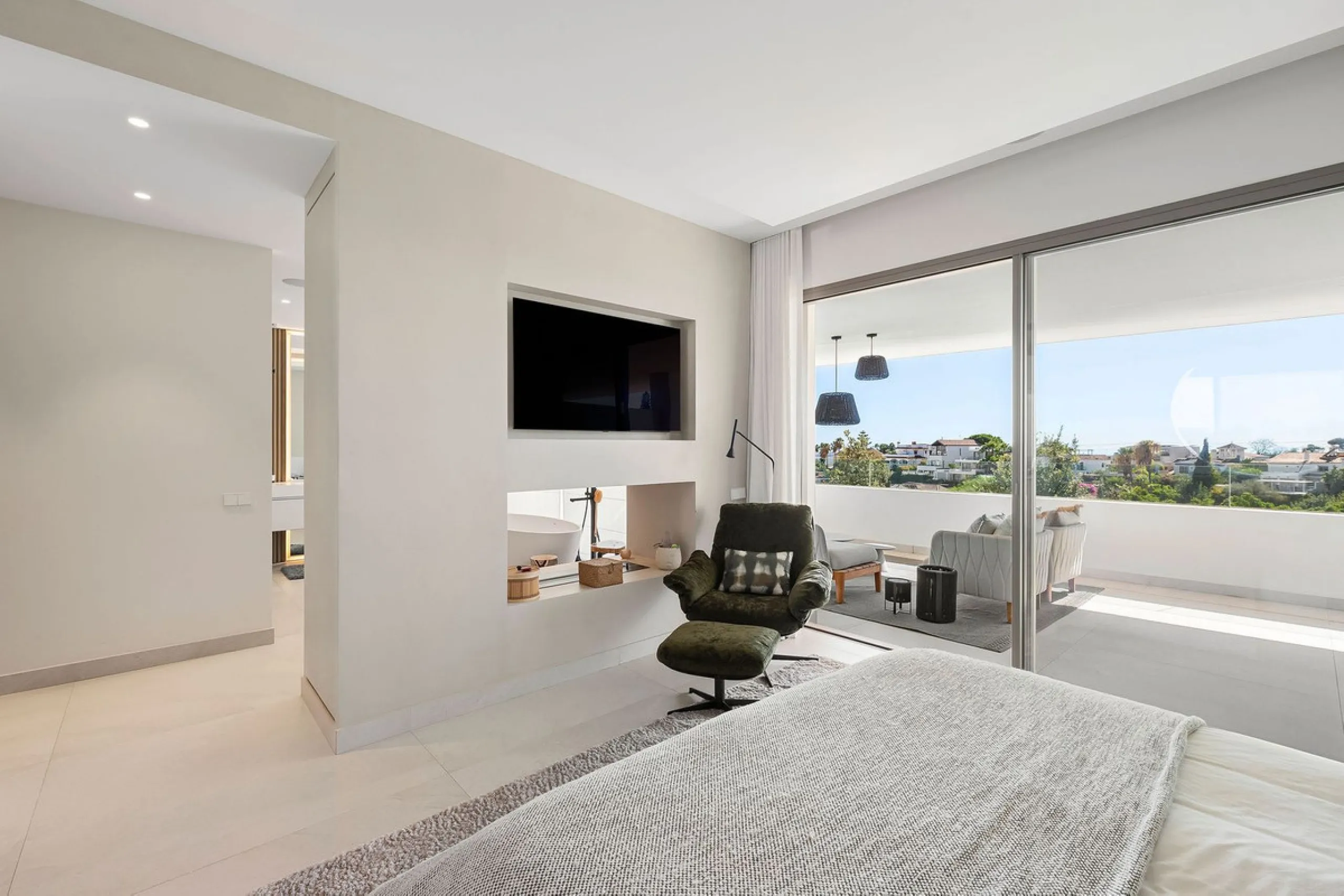 House - Semi-Detached House в продаже в Marbella, Málaga. В доме 4 спален и 4 ванных комнат. Площадь дома 463 м². Площадь участка 90 м²