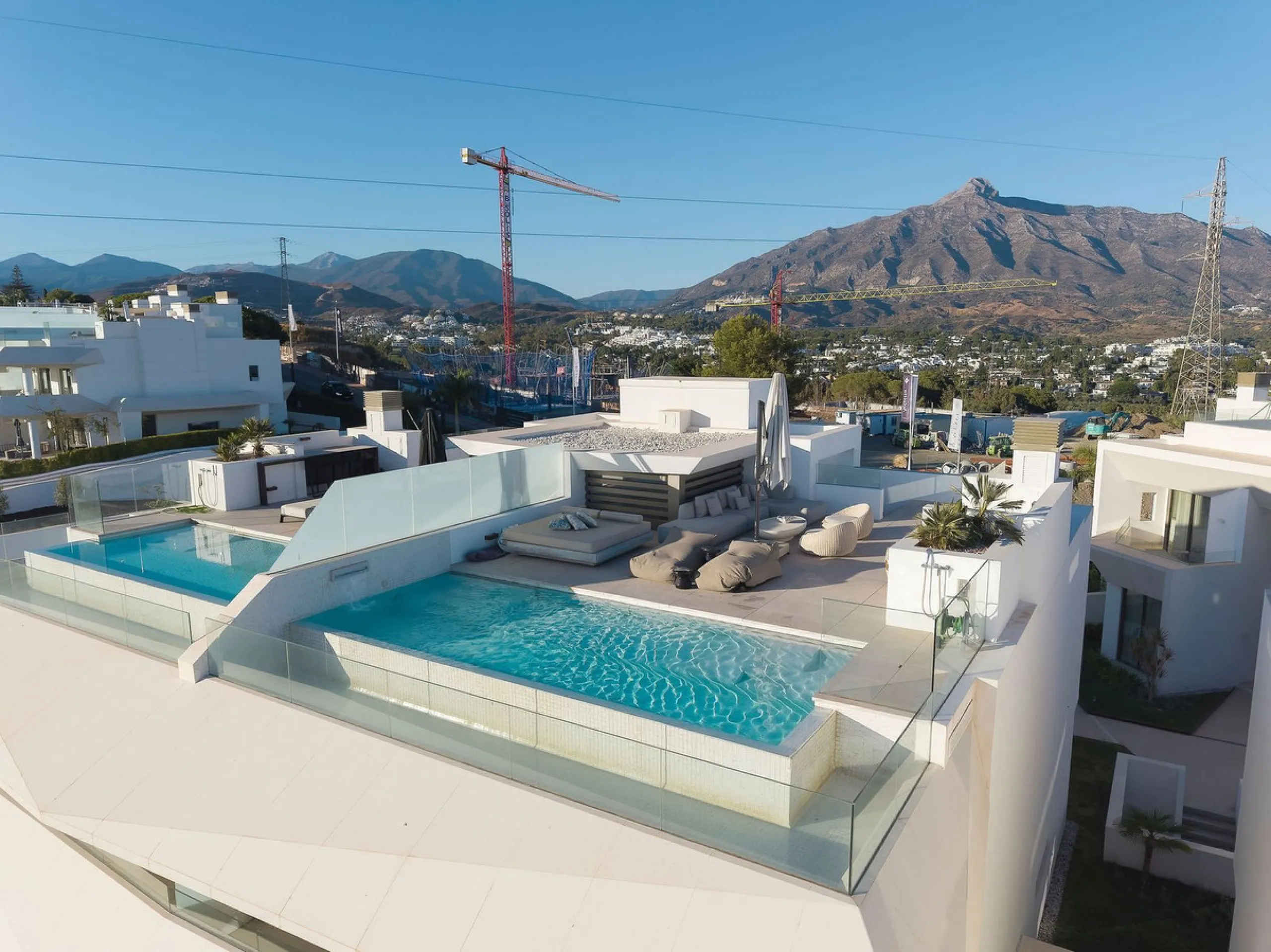 House - Semi-Detached House в продаже в Marbella, Málaga. В доме 4 спален и 4 ванных комнат. Площадь дома 463 м². Площадь участка 90 м²
