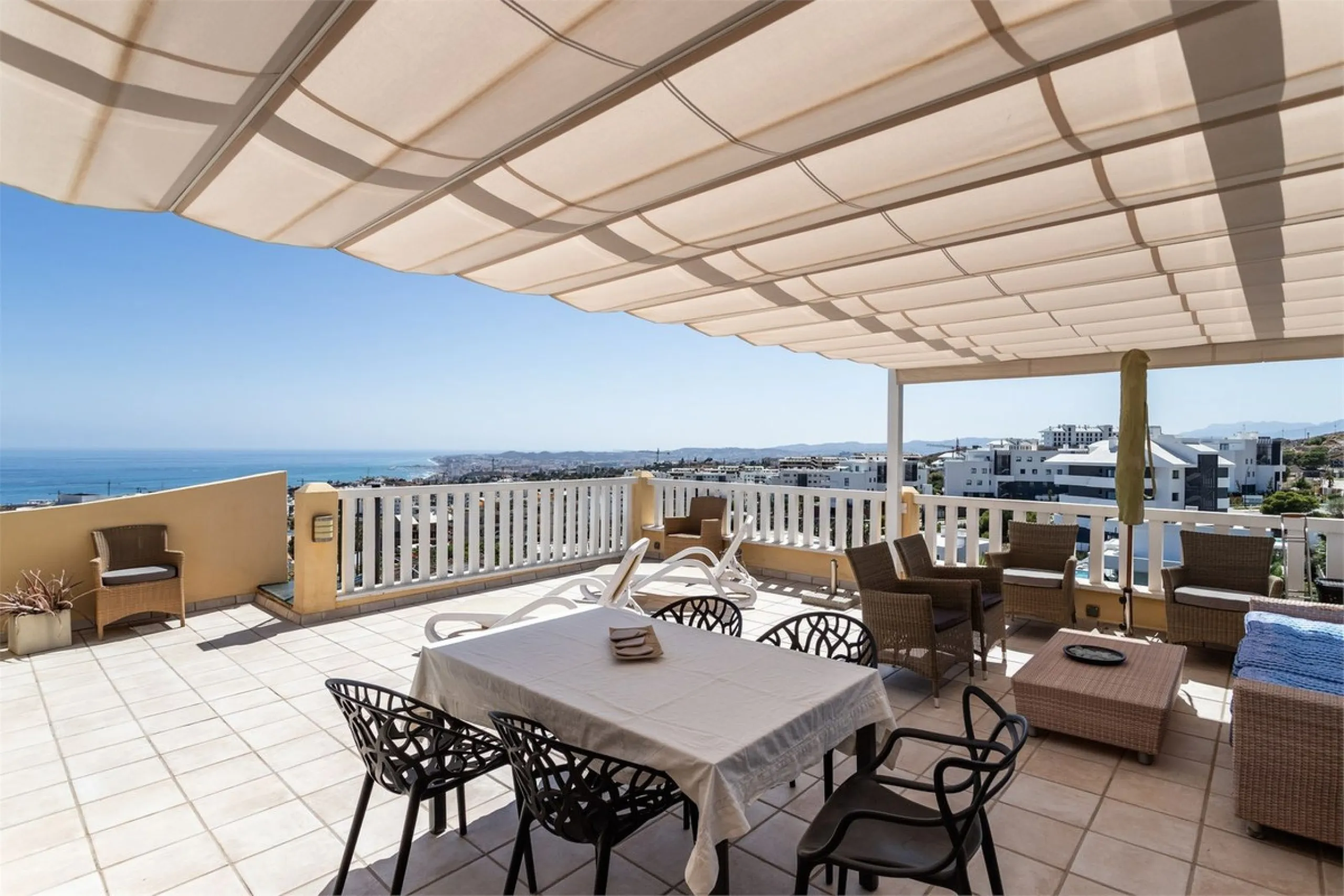 This fully renovated penthouse combines modern design with spectacular views over the Mediterranean and Fuengirola's coastline. You will live in a gated and well-maintained community with lush surroundings, parking, and no less than three communal swimmin