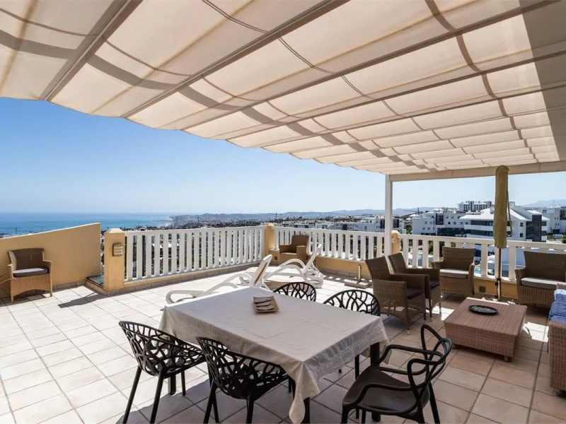 This fully renovated penthouse combines modern design with spectacular views over the Mediterranean and Fuengirola's coastline. You will live in a gated and well-maintained community with lush surroundings, parking, and no less than three communal swimmin