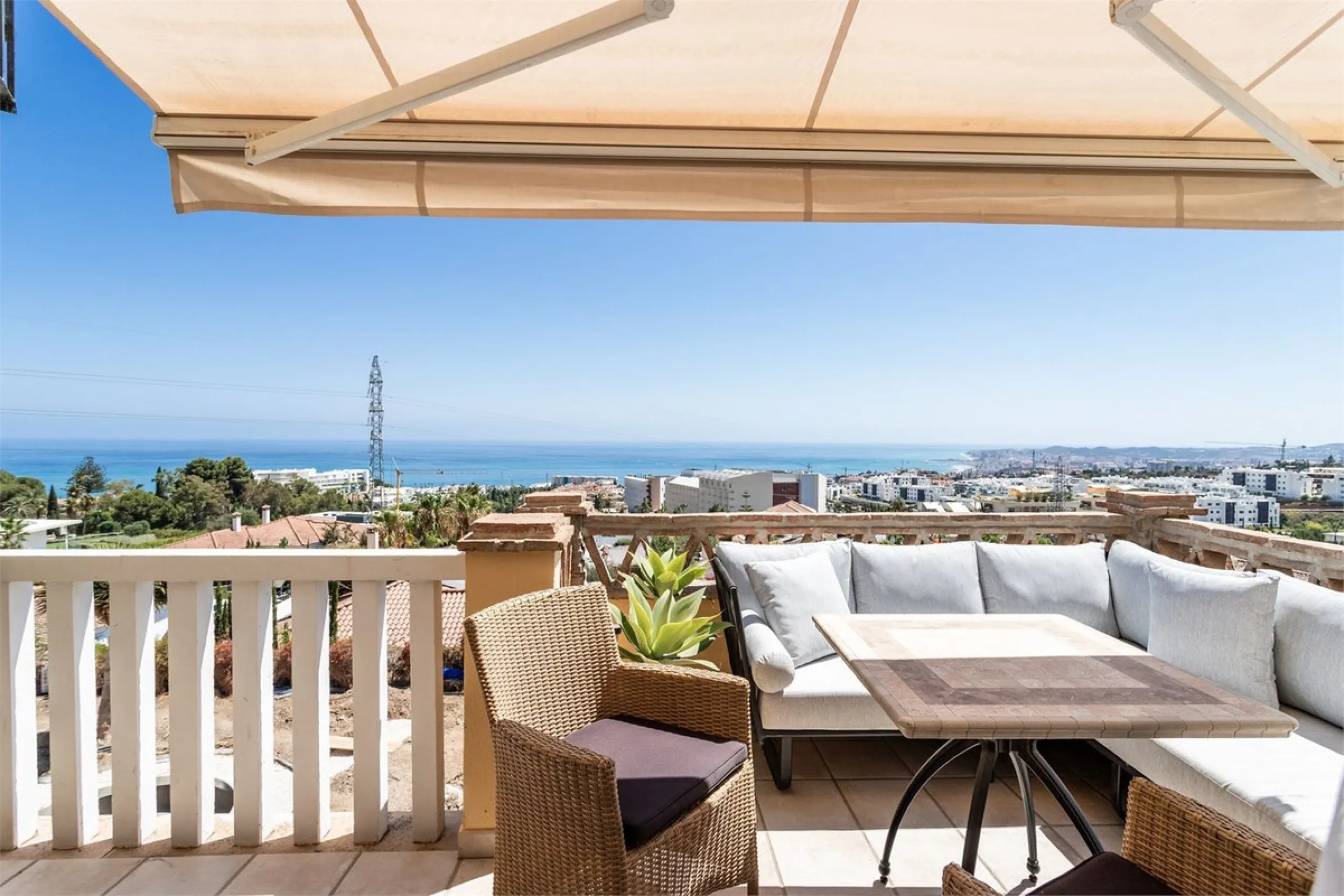 This fully renovated penthouse combines modern design with spectacular views over the Mediterranean and Fuengirola's coastline. You will live in a gated and well-maintained community with lush surroundings, parking, and no less than three communal swimmin
