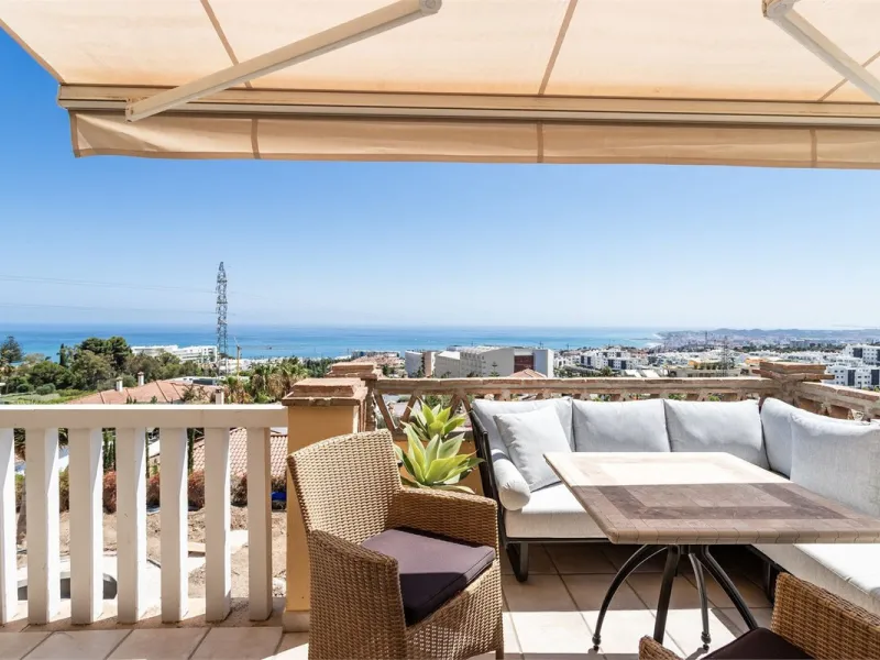 This fully renovated penthouse combines modern design with spectacular views over the Mediterranean and Fuengirola's coastline. You will live in a gated and well-maintained community with lush surroundings, parking, and no less than three communal swimmin