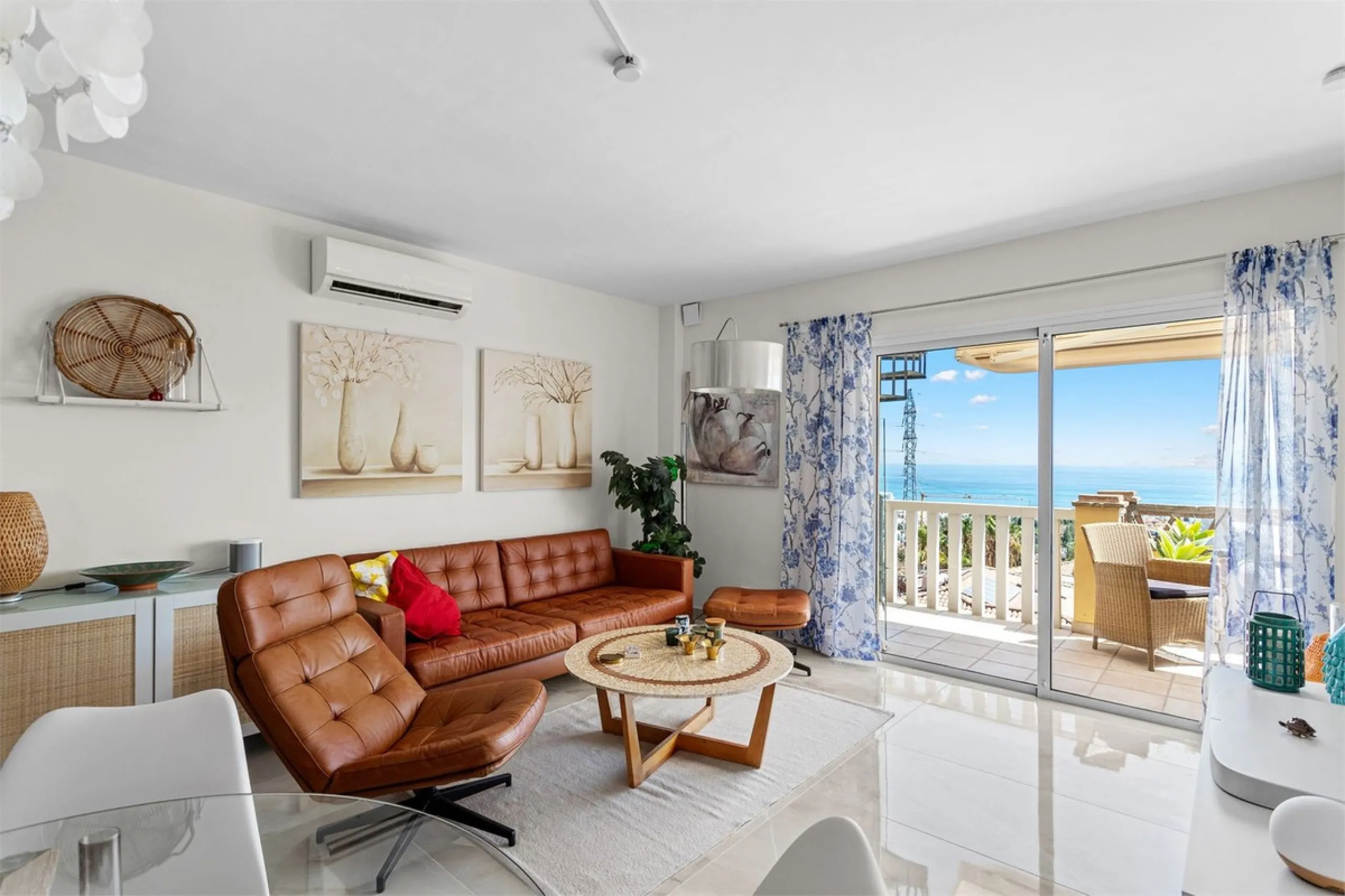 This fully renovated penthouse combines modern design with spectacular views over the Mediterranean and Fuengirola's coastline. You will live in a gated and well-maintained community with lush surroundings, parking, and no less than three communal swimmin