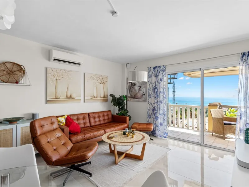 This fully renovated penthouse combines modern design with spectacular views over the Mediterranean and Fuengirola's coastline. You will live in a gated and well-maintained community with lush surroundings, parking, and no less than three communal swimmin