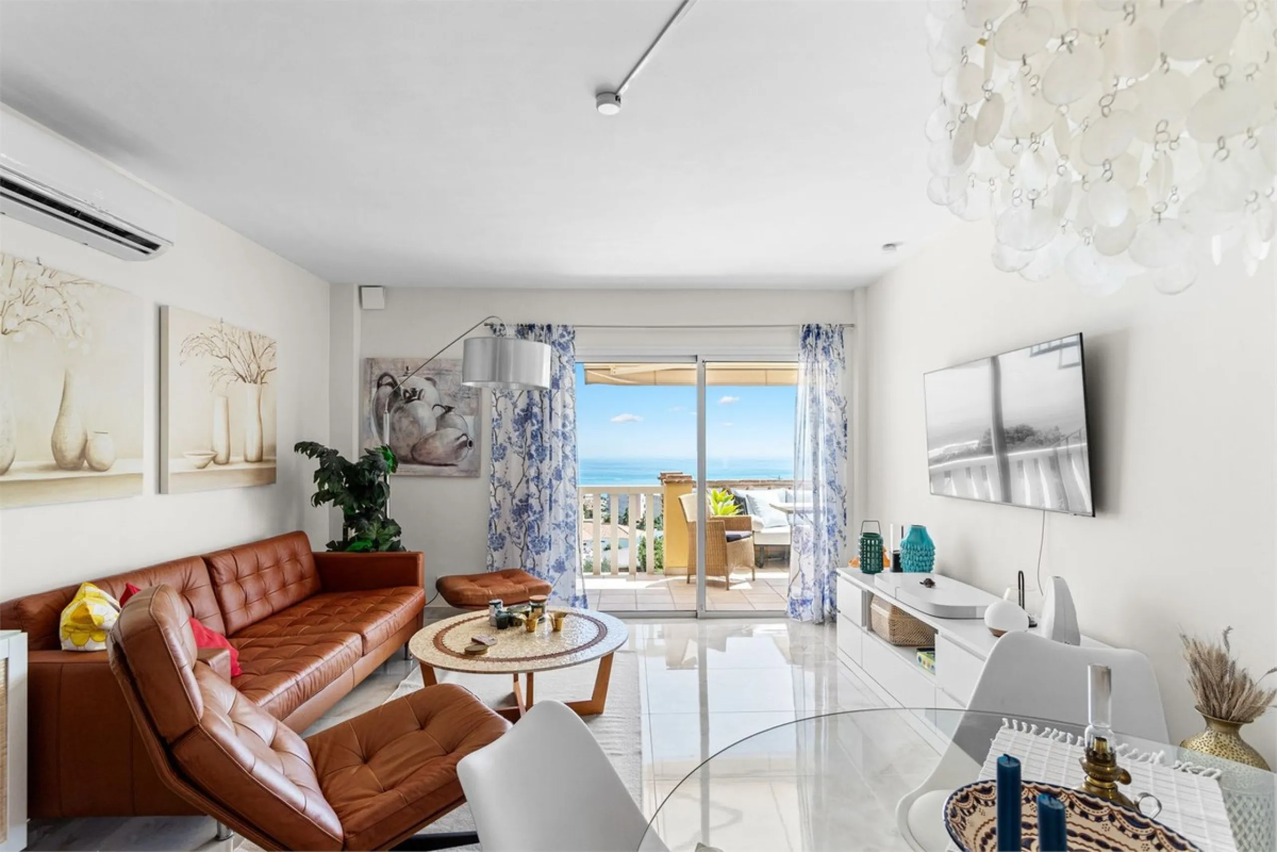 This fully renovated penthouse combines modern design with spectacular views over the Mediterranean and Fuengirola's coastline. You will live in a gated and well-maintained community with lush surroundings, parking, and no less than three communal swimmin