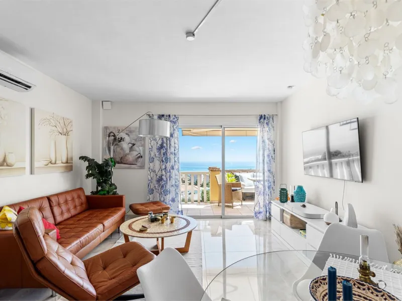 This fully renovated penthouse combines modern design with spectacular views over the Mediterranean and Fuengirola's coastline. You will live in a gated and well-maintained community with lush surroundings, parking, and no less than three communal swimmin
