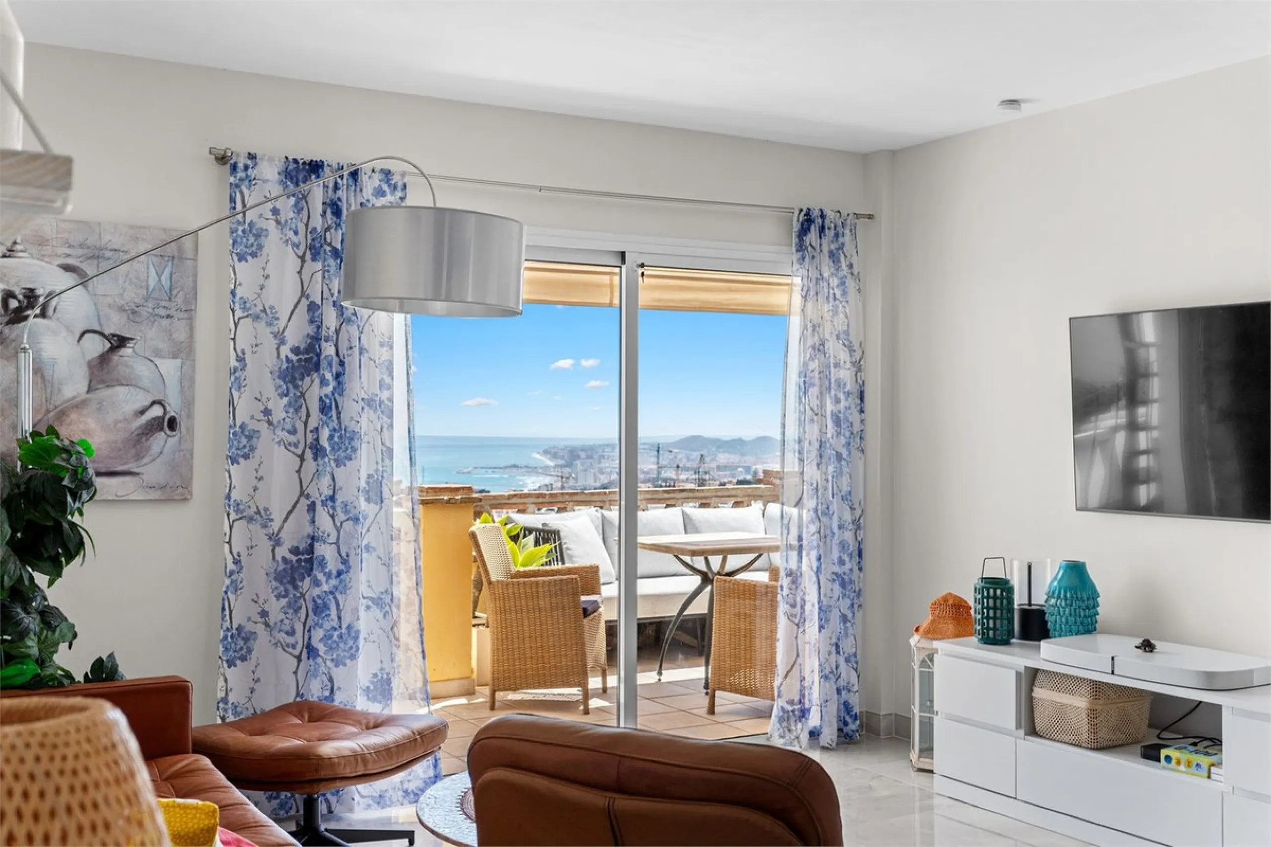 This fully renovated penthouse combines modern design with spectacular views over the Mediterranean and Fuengirola's coastline. You will live in a gated and well-maintained community with lush surroundings, parking, and no less than three communal swimmin