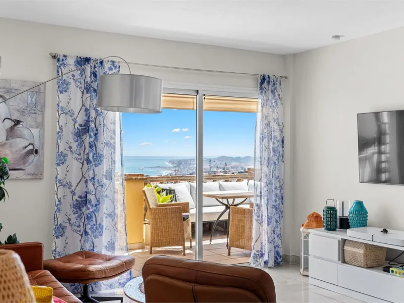 This fully renovated penthouse combines modern design with spectacular views over the Mediterranean and Fuengirola's coastline. You will live in a gated and well-maintained community with lush surroundings, parking, and no less than three communal swimmin