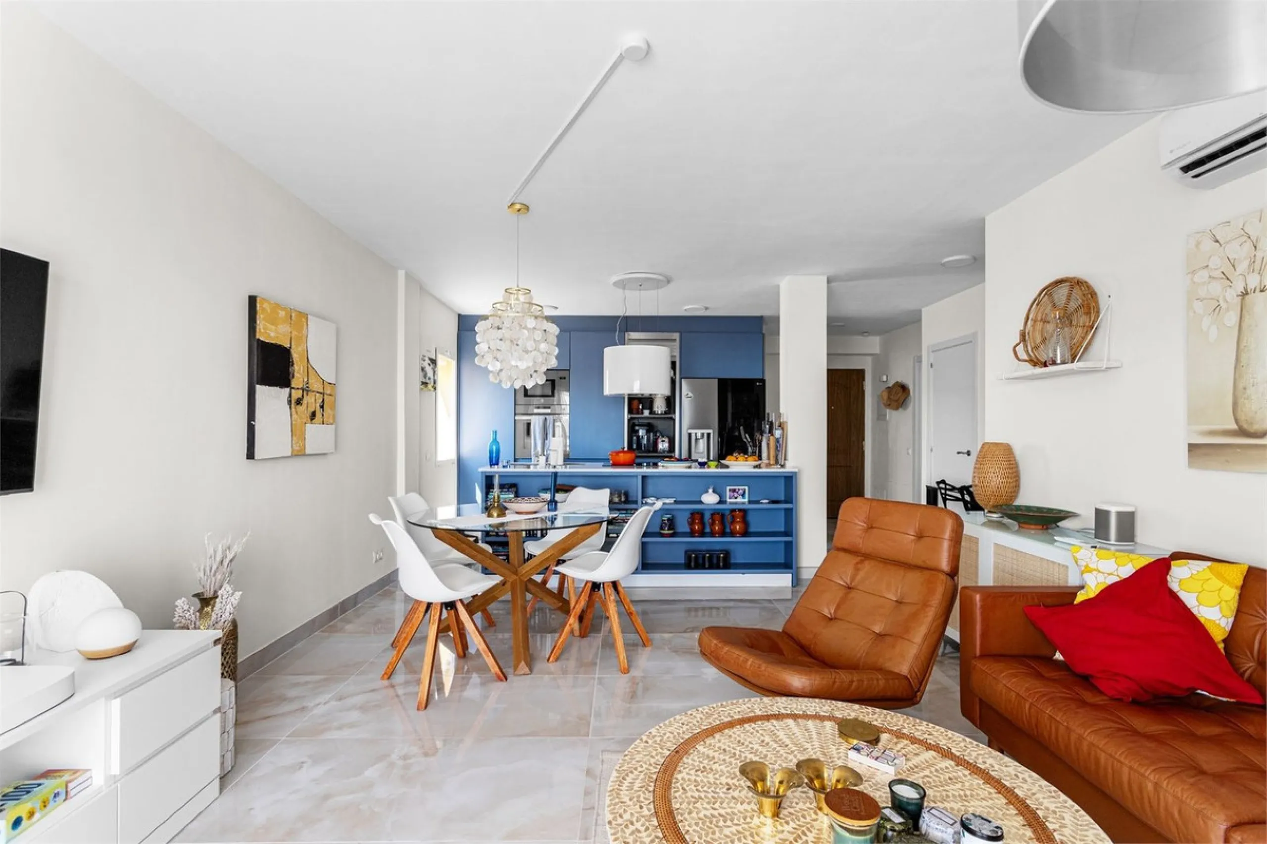 This fully renovated penthouse combines modern design with spectacular views over the Mediterranean and Fuengirola's coastline. You will live in a gated and well-maintained community with lush surroundings, parking, and no less than three communal swimmin