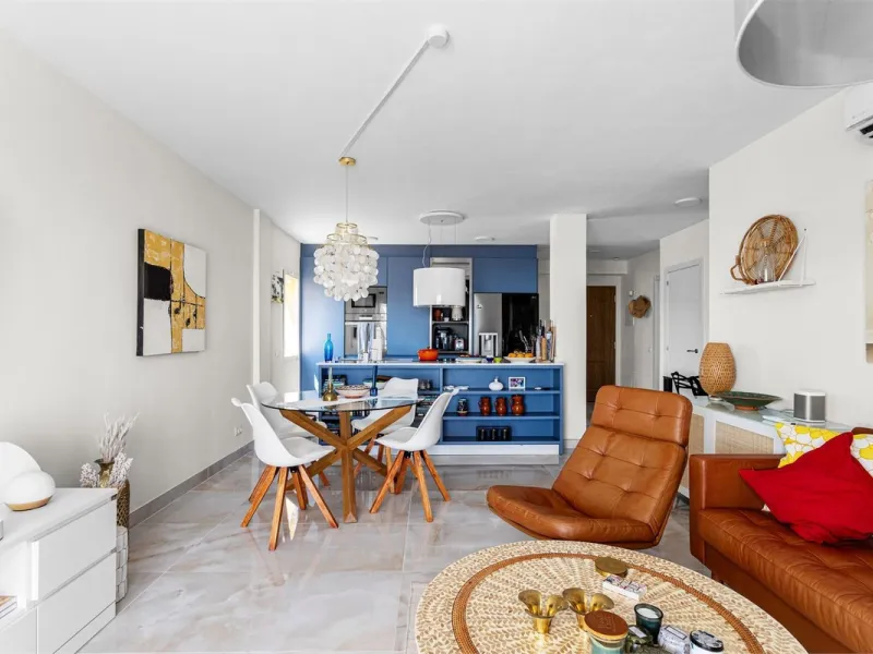 This fully renovated penthouse combines modern design with spectacular views over the Mediterranean and Fuengirola's coastline. You will live in a gated and well-maintained community with lush surroundings, parking, and no less than three communal swimmin