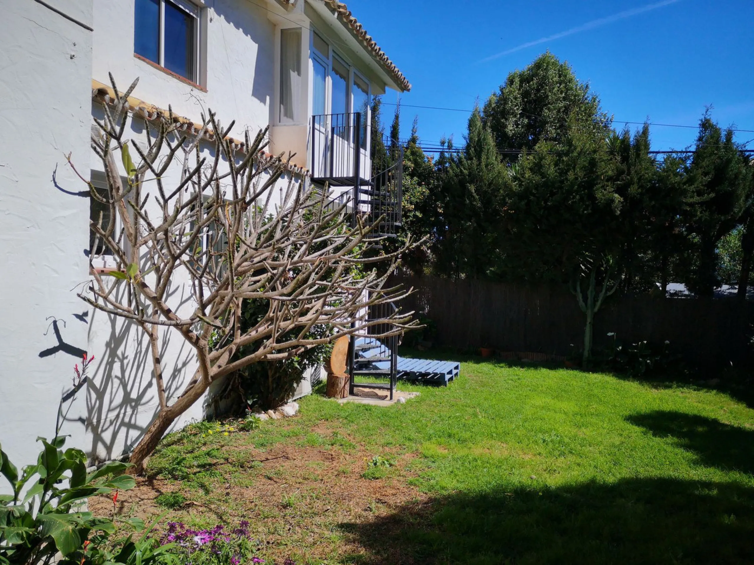 El Faro de Calaburras:  Investment Opportunity.  This is spacious traditional style two floor detached villa which has been cleverly divided into three separate properties, each with its own entrance.  On the upper entry level, there is a two bedroom/two 