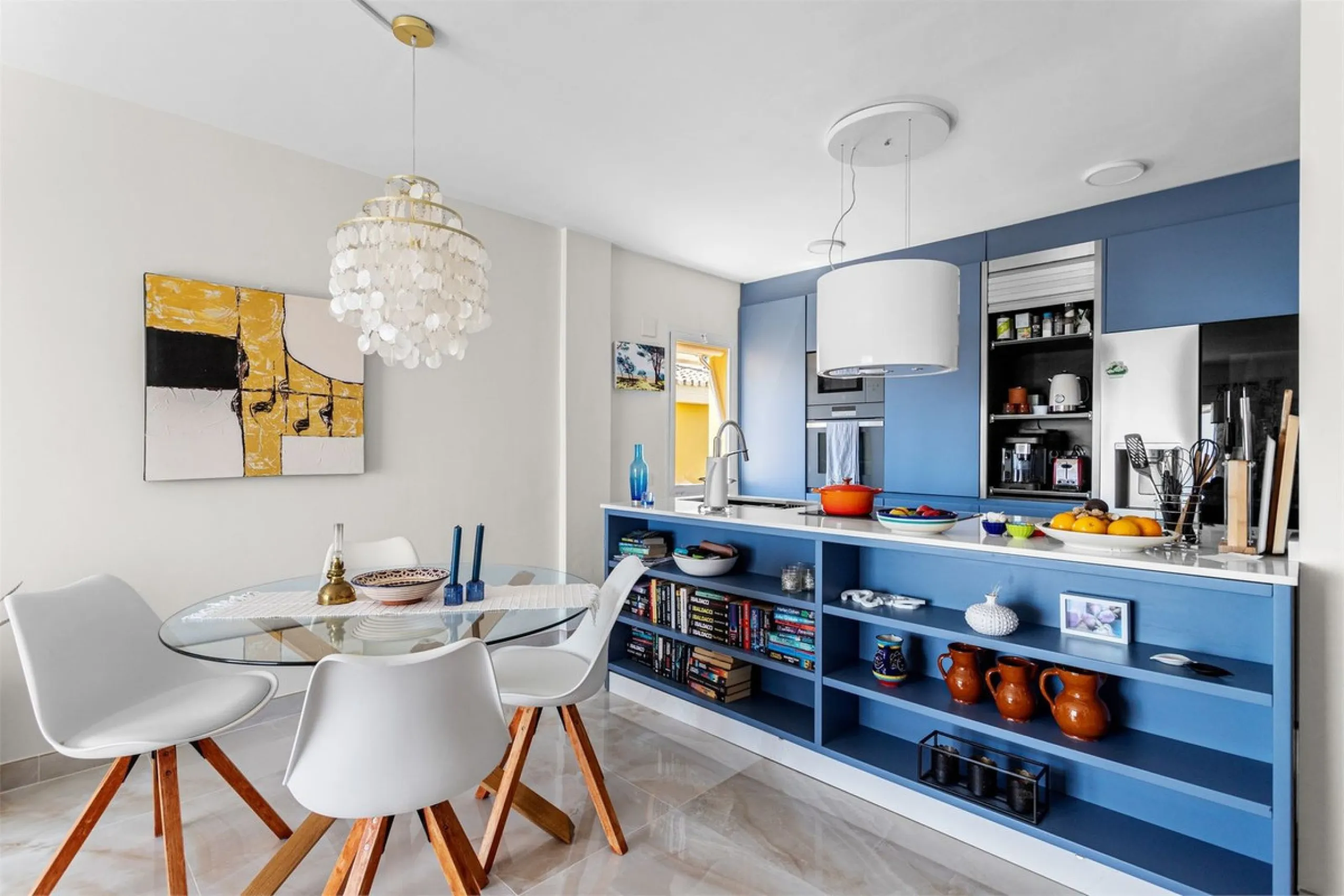 This fully renovated penthouse combines modern design with spectacular views over the Mediterranean and Fuengirola's coastline. You will live in a gated and well-maintained community with lush surroundings, parking, and no less than three communal swimmin