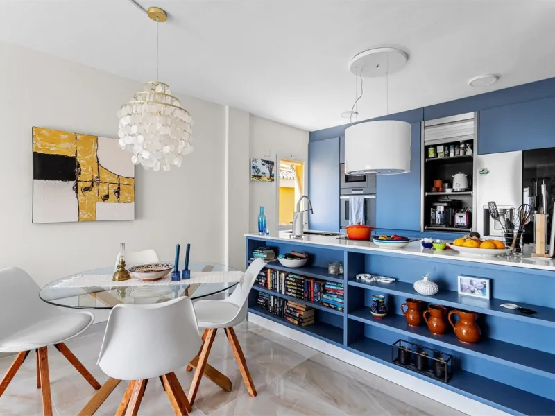 This fully renovated penthouse combines modern design with spectacular views over the Mediterranean and Fuengirola's coastline. You will live in a gated and well-maintained community with lush surroundings, parking, and no less than three communal swimmin