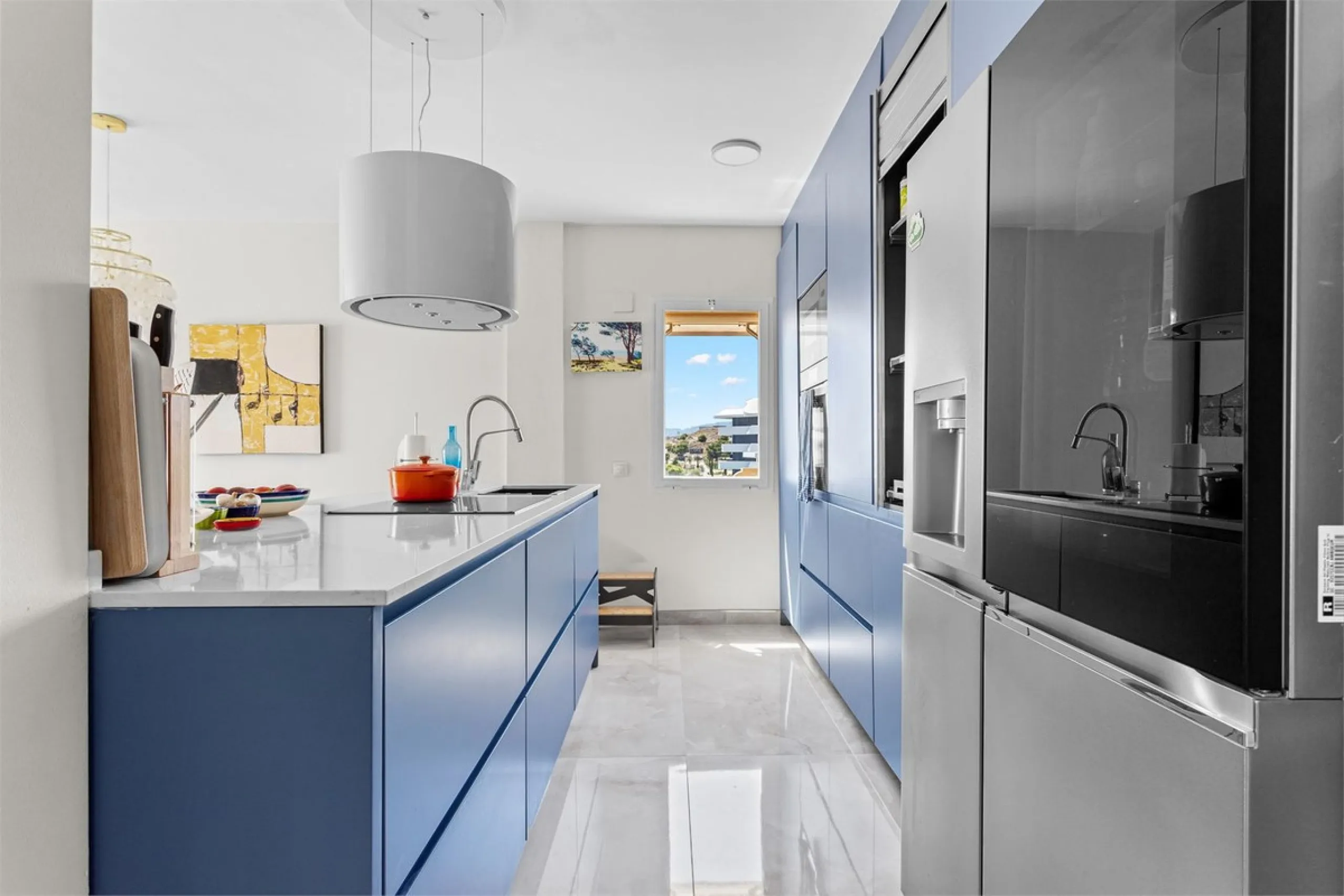 This fully renovated penthouse combines modern design with spectacular views over the Mediterranean and Fuengirola's coastline. You will live in a gated and well-maintained community with lush surroundings, parking, and no less than three communal swimmin