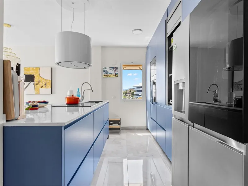 This fully renovated penthouse combines modern design with spectacular views over the Mediterranean and Fuengirola's coastline. You will live in a gated and well-maintained community with lush surroundings, parking, and no less than three communal swimmin