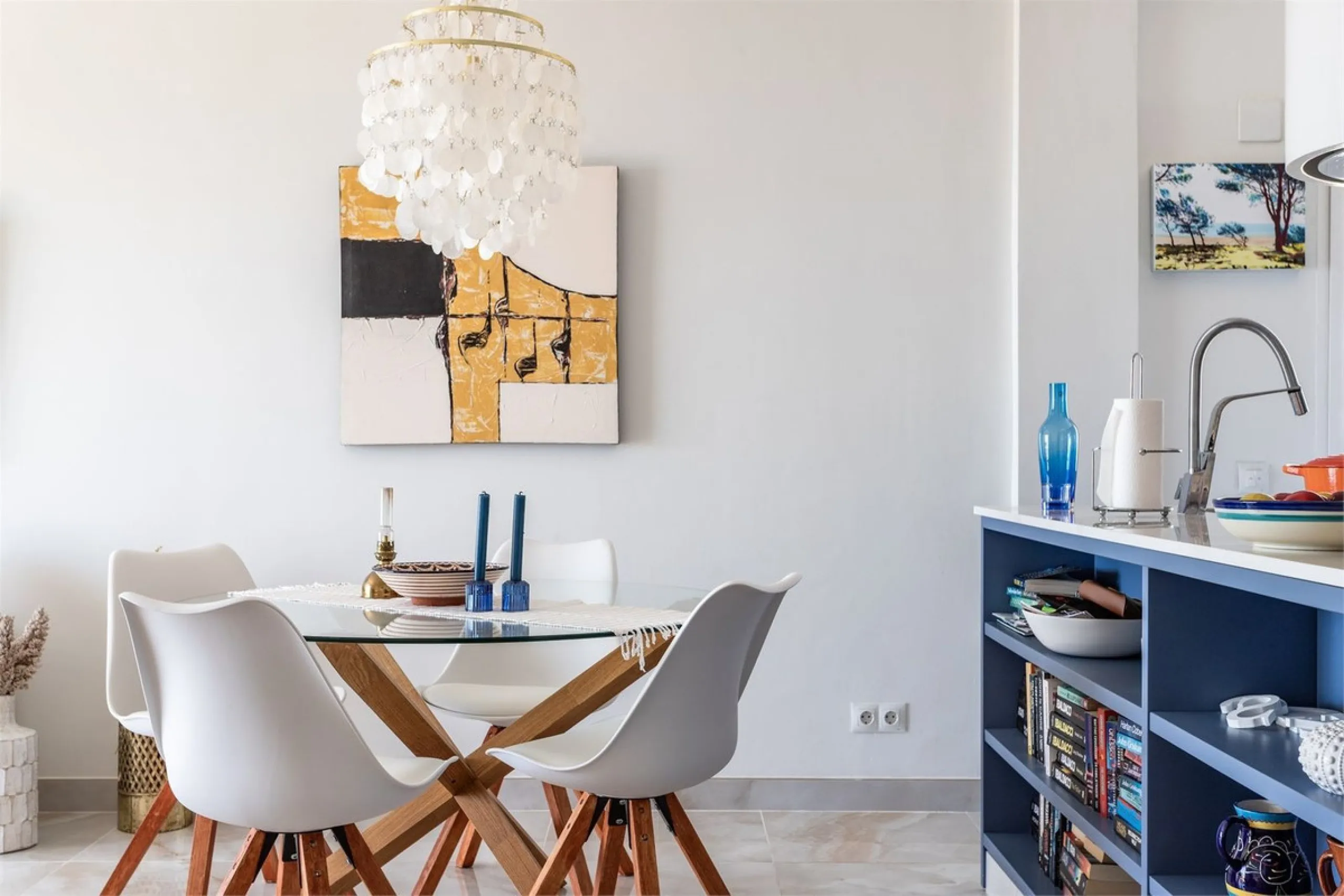 This fully renovated penthouse combines modern design with spectacular views over the Mediterranean and Fuengirola's coastline. You will live in a gated and well-maintained community with lush surroundings, parking, and no less than three communal swimmin