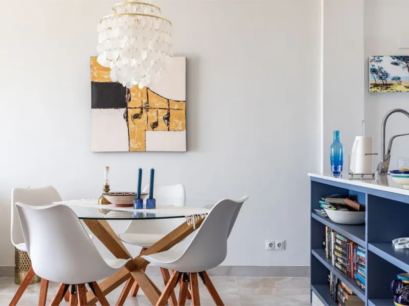 This fully renovated penthouse combines modern design with spectacular views over the Mediterranean and Fuengirola's coastline. You will live in a gated and well-maintained community with lush surroundings, parking, and no less than three communal swimmin