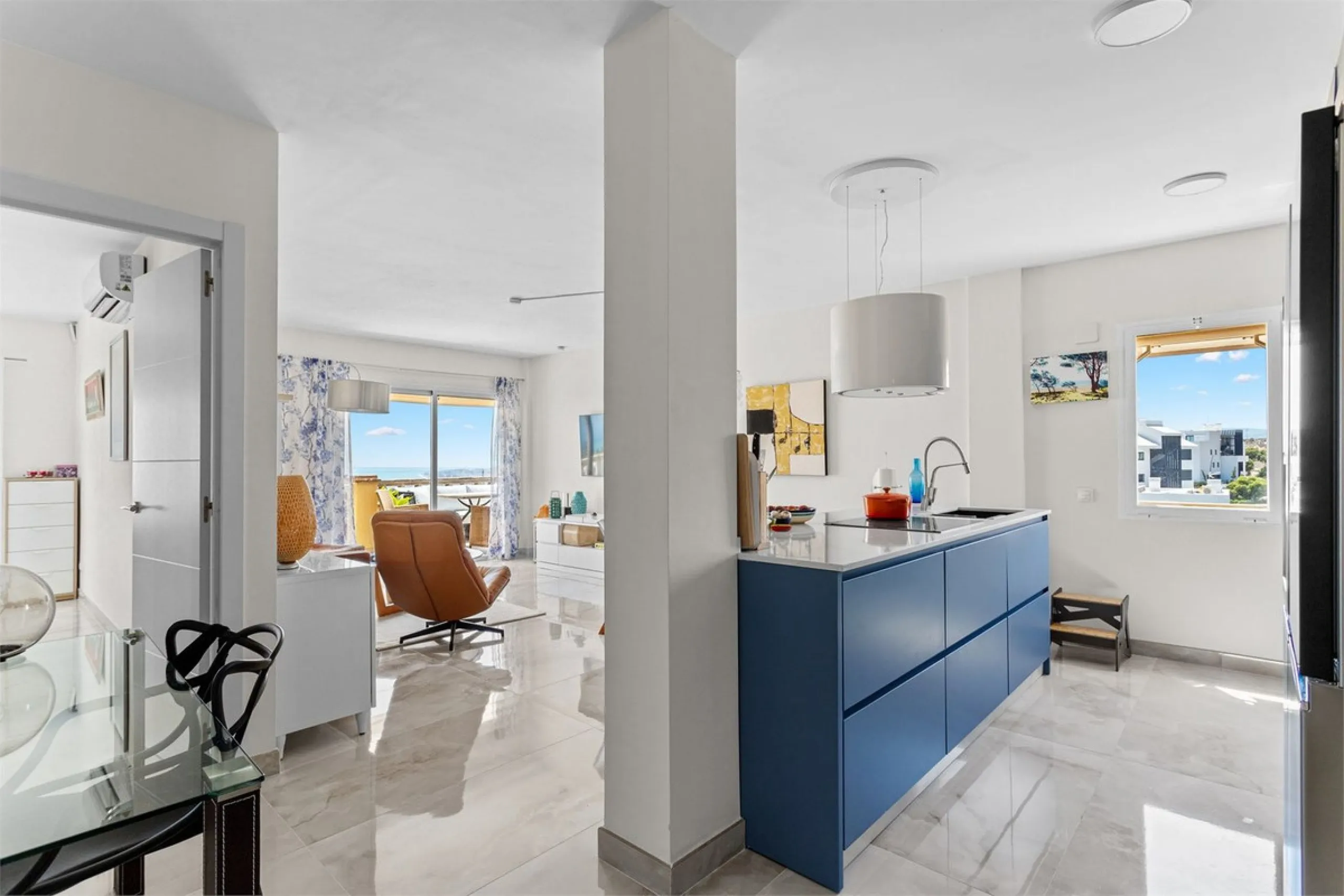 This fully renovated penthouse combines modern design with spectacular views over the Mediterranean and Fuengirola's coastline. You will live in a gated and well-maintained community with lush surroundings, parking, and no less than three communal swimmin