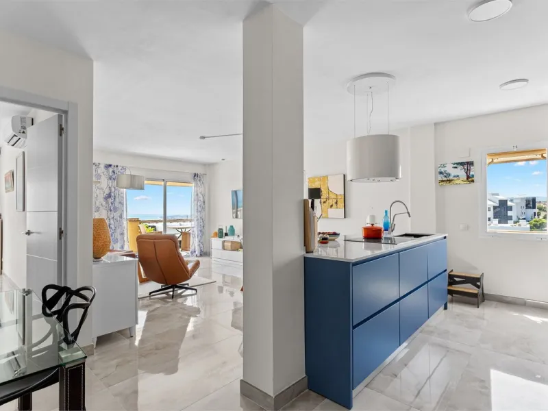 This fully renovated penthouse combines modern design with spectacular views over the Mediterranean and Fuengirola's coastline. You will live in a gated and well-maintained community with lush surroundings, parking, and no less than three communal swimmin