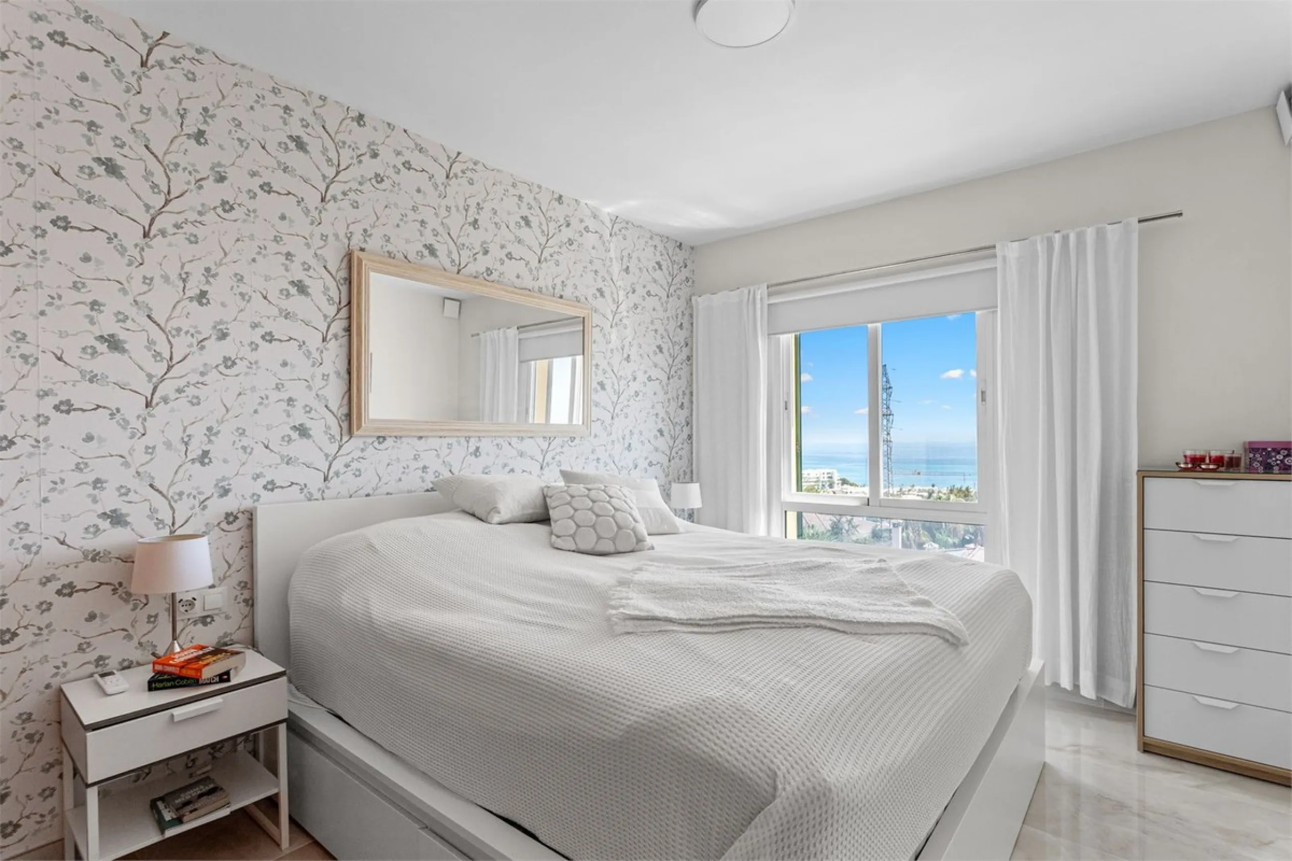 This fully renovated penthouse combines modern design with spectacular views over the Mediterranean and Fuengirola's coastline. You will live in a gated and well-maintained community with lush surroundings, parking, and no less than three communal swimmin