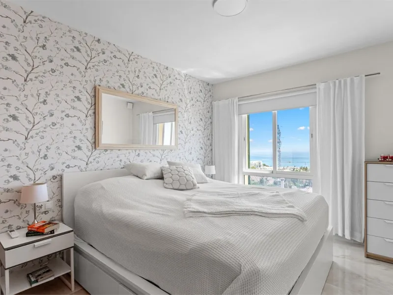 This fully renovated penthouse combines modern design with spectacular views over the Mediterranean and Fuengirola's coastline. You will live in a gated and well-maintained community with lush surroundings, parking, and no less than three communal swimmin