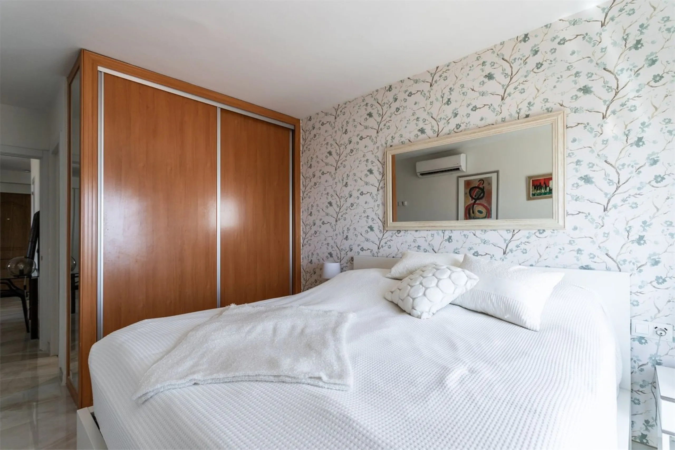 This fully renovated penthouse combines modern design with spectacular views over the Mediterranean and Fuengirola's coastline. You will live in a gated and well-maintained community with lush surroundings, parking, and no less than three communal swimmin