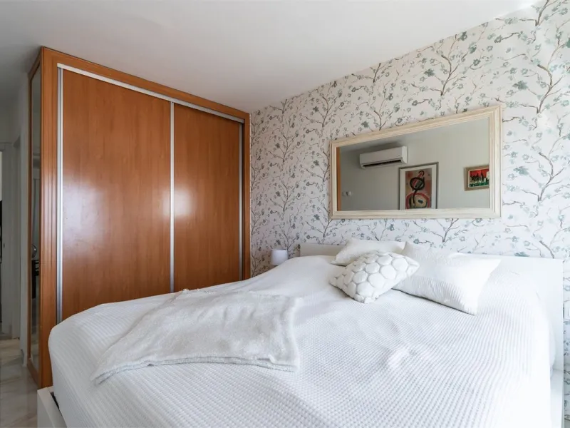 This fully renovated penthouse combines modern design with spectacular views over the Mediterranean and Fuengirola's coastline. You will live in a gated and well-maintained community with lush surroundings, parking, and no less than three communal swimmin