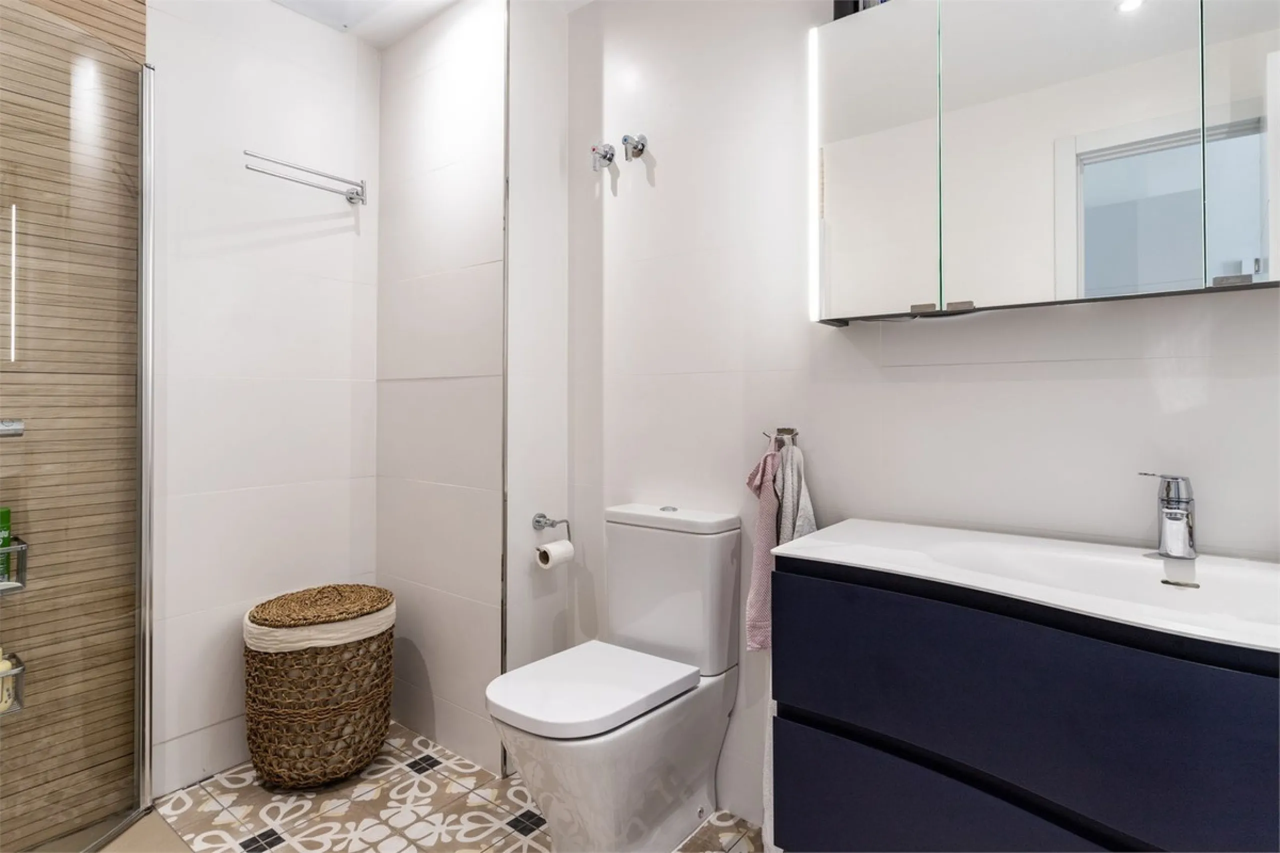 This fully renovated penthouse combines modern design with spectacular views over the Mediterranean and Fuengirola's coastline. You will live in a gated and well-maintained community with lush surroundings, parking, and no less than three communal swimmin