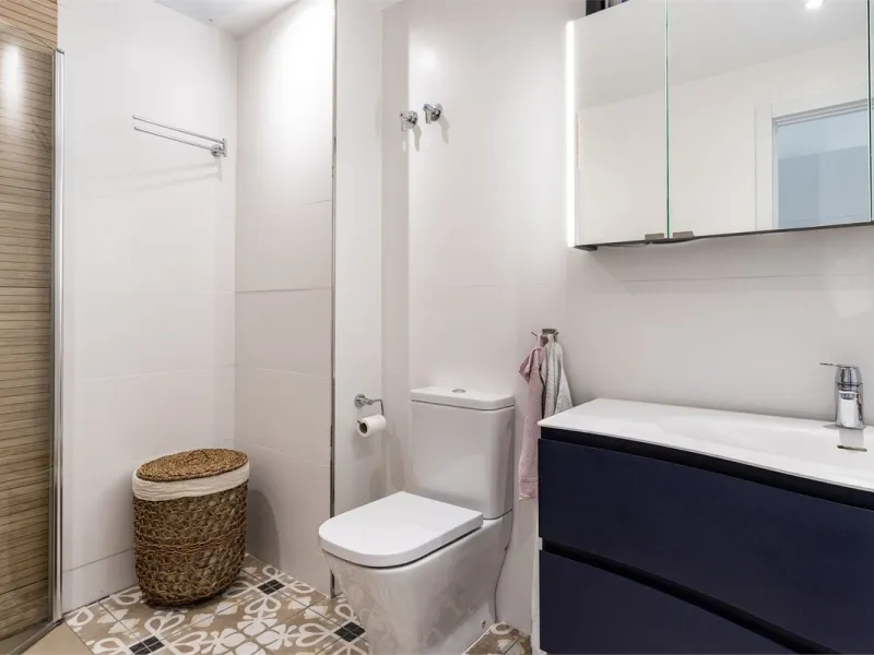 This fully renovated penthouse combines modern design with spectacular views over the Mediterranean and Fuengirola's coastline. You will live in a gated and well-maintained community with lush surroundings, parking, and no less than three communal swimmin