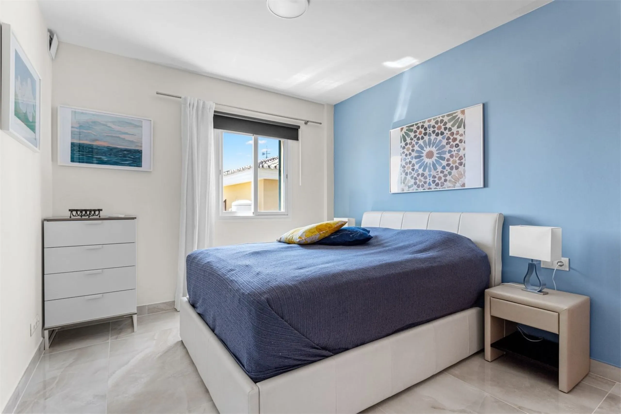 This fully renovated penthouse combines modern design with spectacular views over the Mediterranean and Fuengirola's coastline. You will live in a gated and well-maintained community with lush surroundings, parking, and no less than three communal swimmin