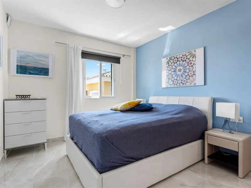 This fully renovated penthouse combines modern design with spectacular views over the Mediterranean and Fuengirola's coastline. You will live in a gated and well-maintained community with lush surroundings, parking, and no less than three communal swimmin