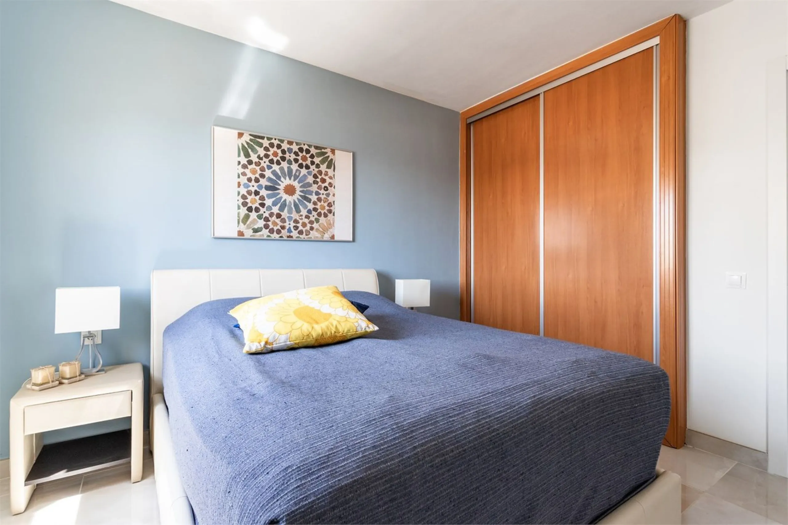 This fully renovated penthouse combines modern design with spectacular views over the Mediterranean and Fuengirola's coastline. You will live in a gated and well-maintained community with lush surroundings, parking, and no less than three communal swimmin