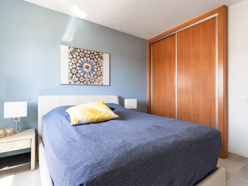 This fully renovated penthouse combines modern design with spectacular views over the Mediterranean and Fuengirola's coastline. You will live in a gated and well-maintained community with lush surroundings, parking, and no less than three communal swimmin