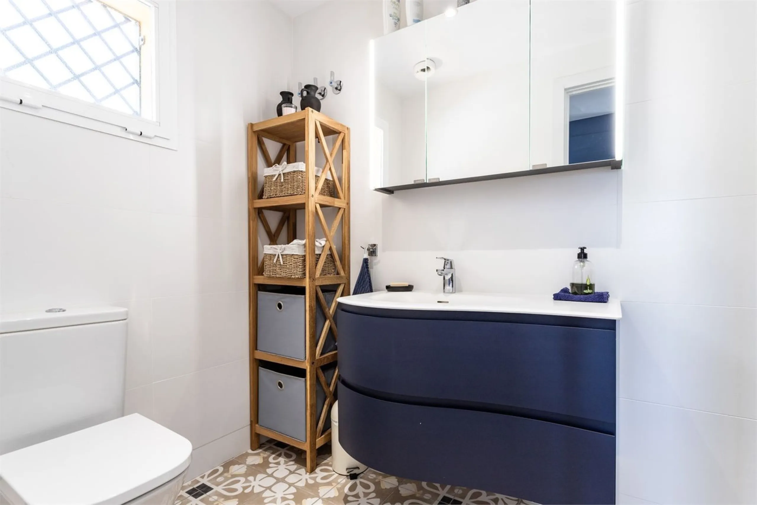 This fully renovated penthouse combines modern design with spectacular views over the Mediterranean and Fuengirola's coastline. You will live in a gated and well-maintained community with lush surroundings, parking, and no less than three communal swimmin