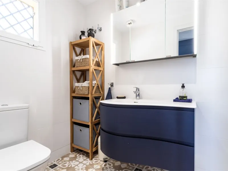 This fully renovated penthouse combines modern design with spectacular views over the Mediterranean and Fuengirola's coastline. You will live in a gated and well-maintained community with lush surroundings, parking, and no less than three communal swimmin
